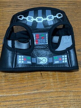 DISNEY TAILS DOG HARNESS STAR WARS DARTH VADER SIZE SMALL. IN EXCELLENT COND.